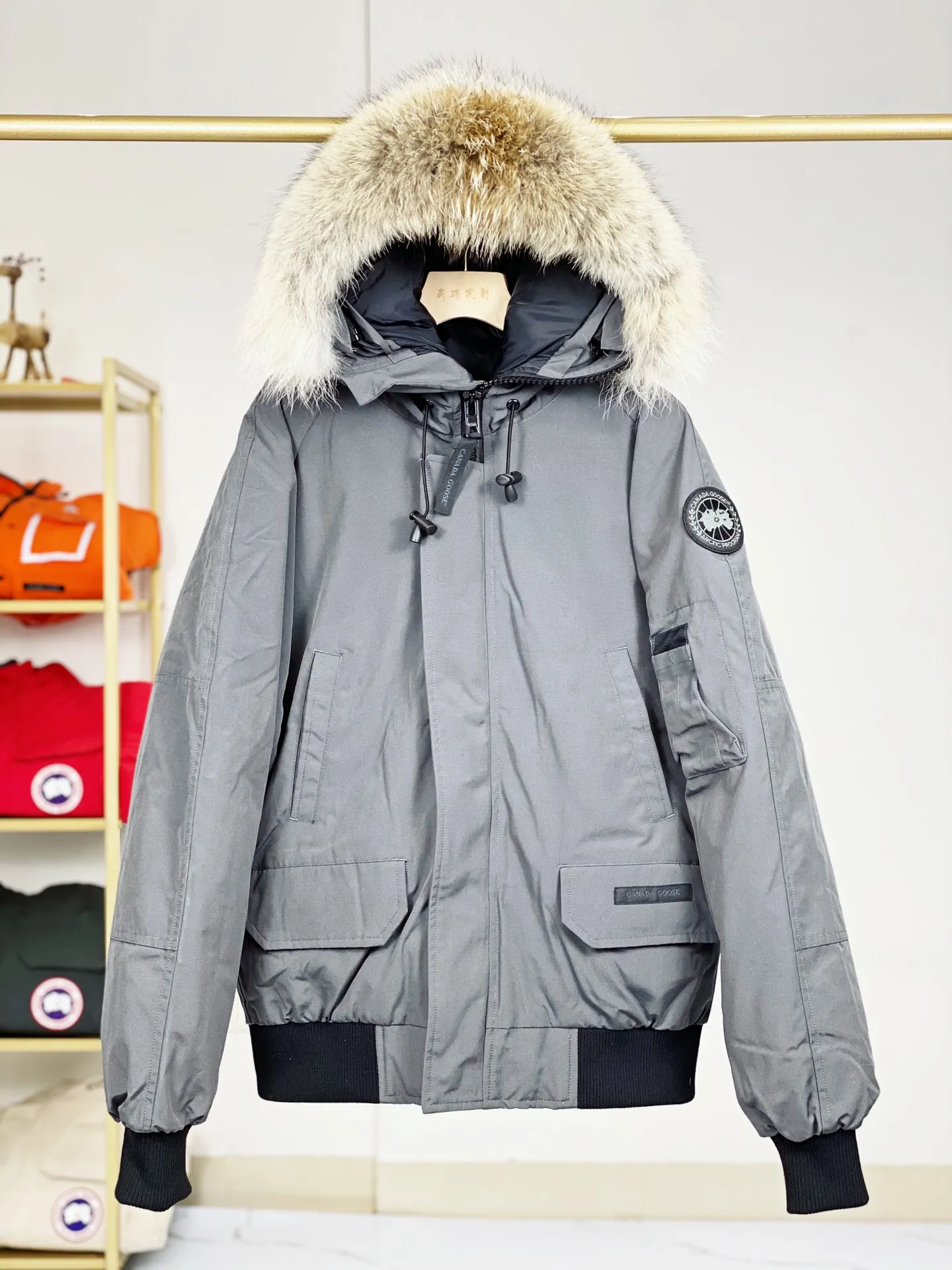 P780 Canada goose/Canada Goose Chilliwack 01 bomber jacket down jacket, authentic original clothing mold, all accessories are customized from the original factory. 💯The softness of the fabric is compared with the original product, and it can be restored by kneading at will (fabric misunderstanding: it is not a high-hardness fabric that is waterproof. Only those who buy the latest authentic version this year will notice the softness and comfort of the fabric) 💯The down is synchronized with the authentic white duck down, fluffy and not clumps, electronically controlled down filling machine. 💯Customized authentic YKK zipper pullers, high hardness and no jamming 💯The fur collar is custom-made from coyote skins in western Canada, the original version has the same origin 💯All workmanship and wiring are controlled by workers with more than ten years of service. They must be horizontal and vertical, and are not crooked. The inner wiring density is more sophisticated. Feel free to compare 💯Goose logo on sleeves, collar label, washed label, hangtag, zipper cord, pocket label, cuff thread, hem thread All details are updated simultaneously with the original product. The best version with the most complete colors. Sizes: XS-XXL (size chart attached below)